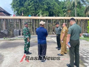 Babinsa Tegallalang Hadir Kawal Kegiatan Pembangunan Gedung Pendidikan di Desa Pejengaji