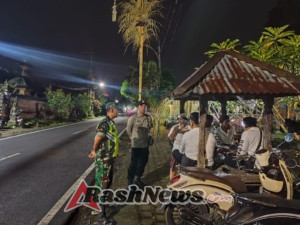 Gotong Royong Jaga Tradisi, Babinsa Bersama Pecalang Kawal Piodalan di Desa Melinggih Kelod