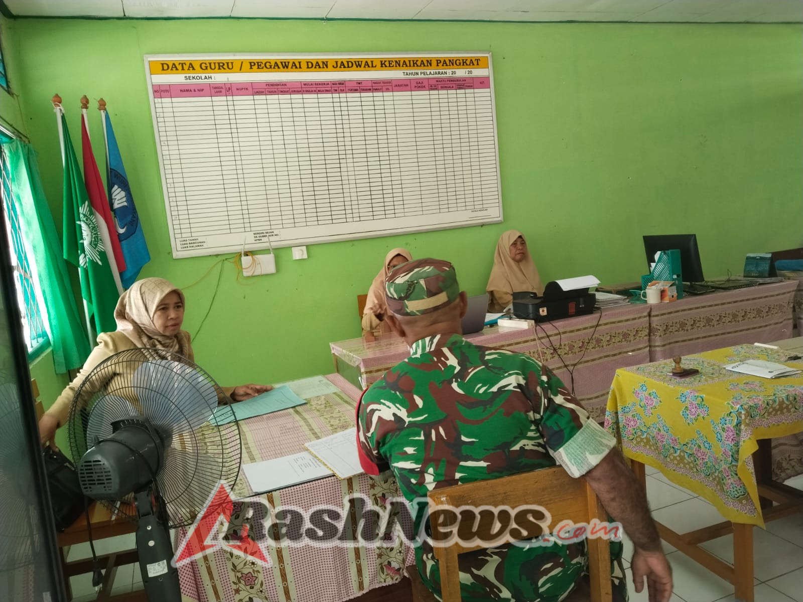 Babinsa Koramil 1602-01/Ende Ingatkan Guru Jaga Kebersihan dan Keamanan Sekolah