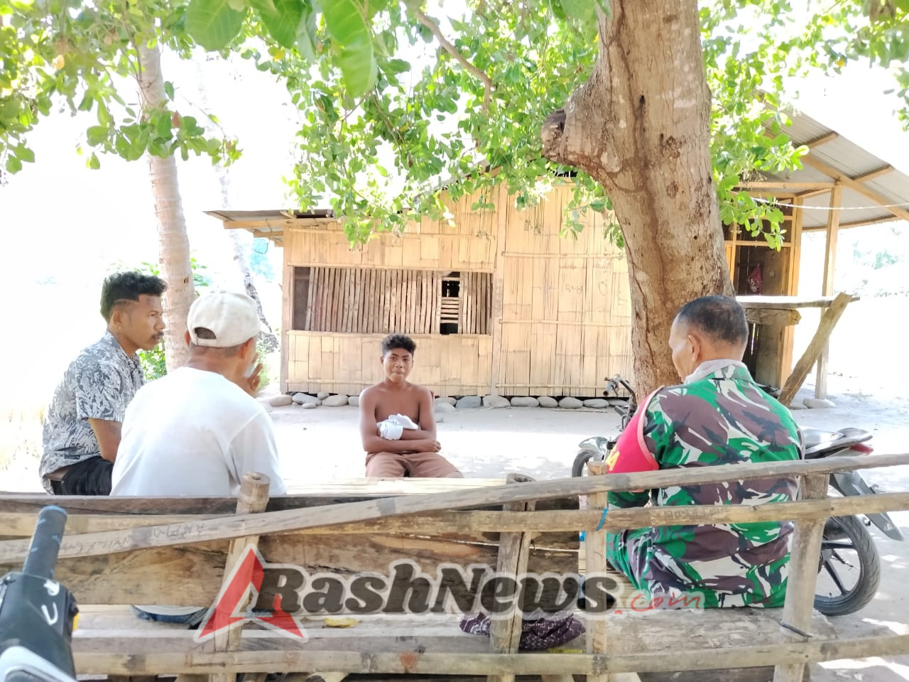 Babinsa Maurole Ingatkan Warga Dusun Panalato Tetap Waspada dan Jaga Kesehatan