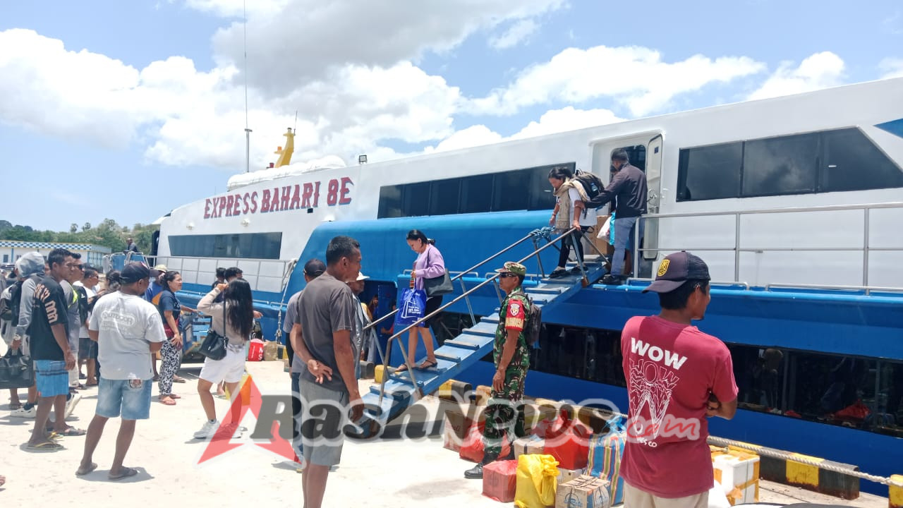 Babinsa Rote Ndao Turun Langsung Awasi Aktivitas Pelayaran di Pelabuhan Ba’a