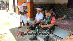 Komsos Humanis Babinsa Warnai Upacara Mesangih Massal: Warga Diimbau Jaga Keamanan Rumah