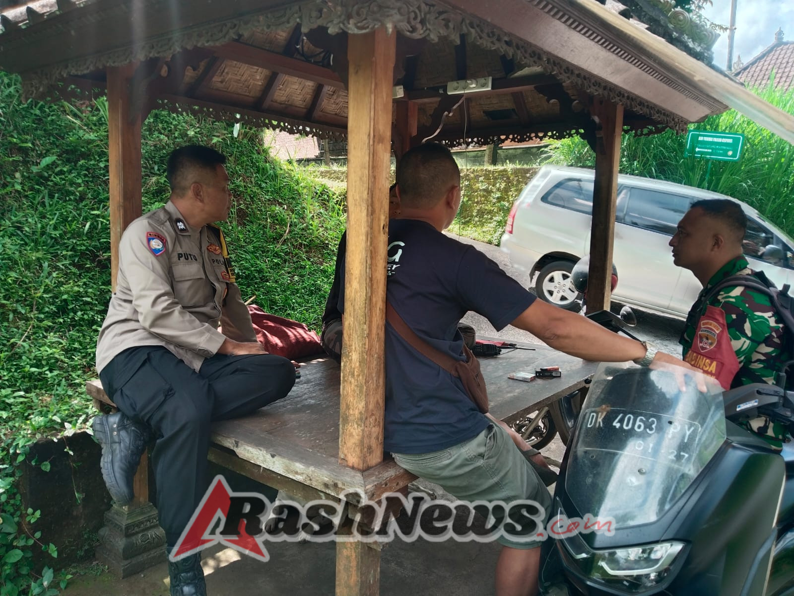Melalui Komsos, Babinsa dan Bhabinkamtibmas Desa Tembuku Ajak Warga Jaga Kamtibmas yang Kondusif