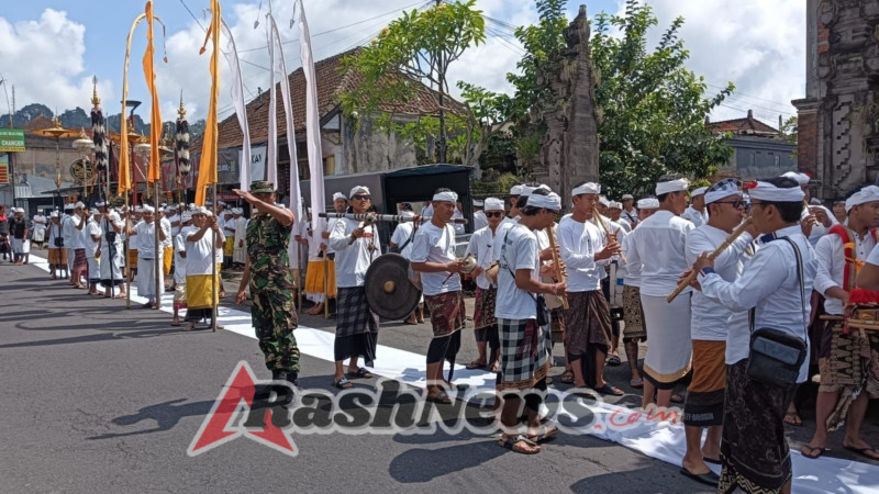 Babinsa Cempaga Tunjukkan Kekompakan TNI-Polri dan Pecalang Saat Amankan Kegiatan Adat Mendak Betara di Bangli