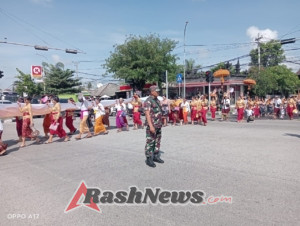 Babinsa Bersama Aparat Desa Amankan Prosesi Melasti Pura Dadya Pasek Geduh di Pantai Lebih