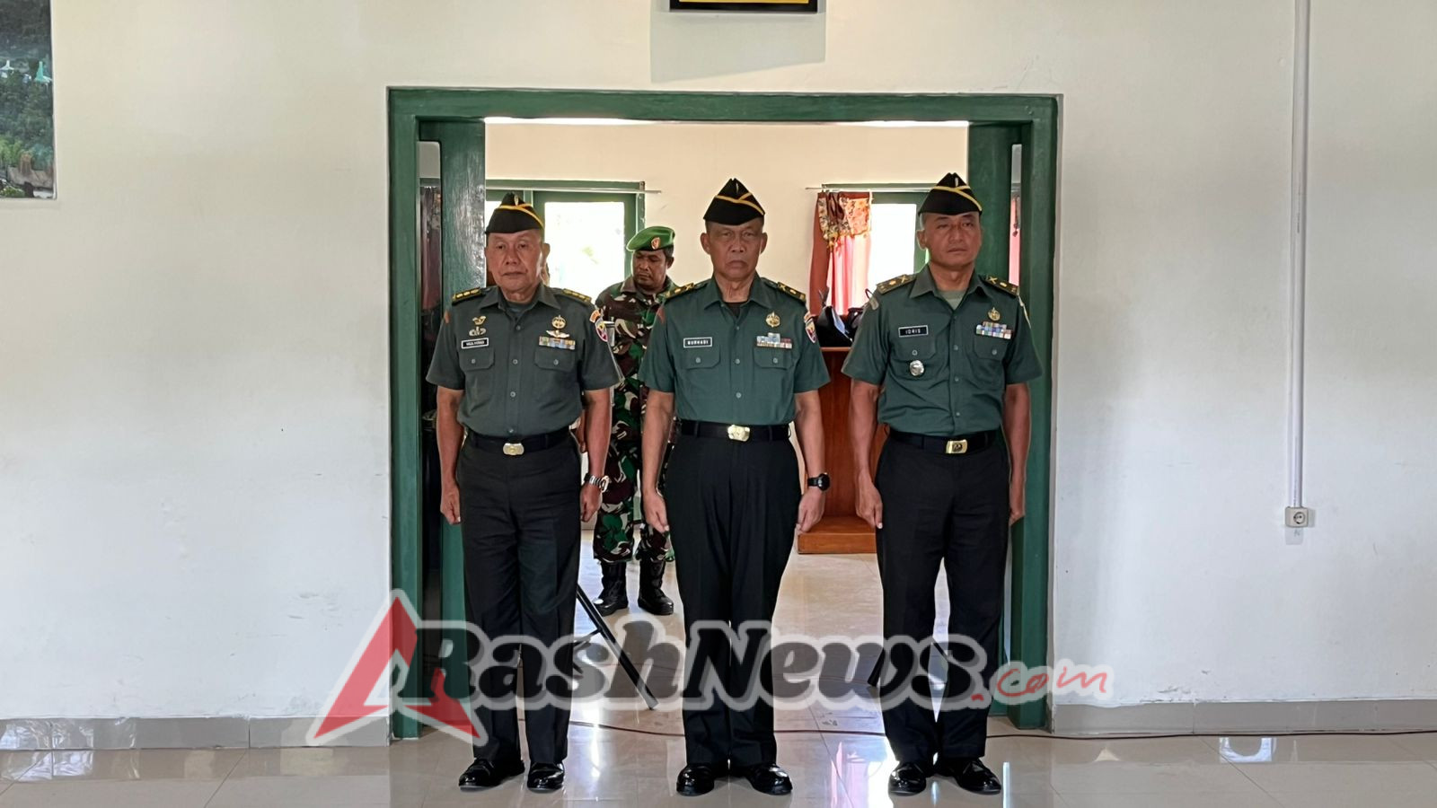 Dandim 1613/Sumba Barat Pimpin Acara Penerimaan Kasdim Baru dan Wisuda Purnawirawan