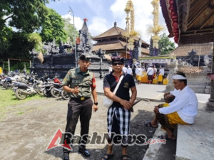 Wujud Kepedulian Babinsa terhadap Tradisi, Amankan Upacara Melaspas Pasupati di Pura Dalem Tatag