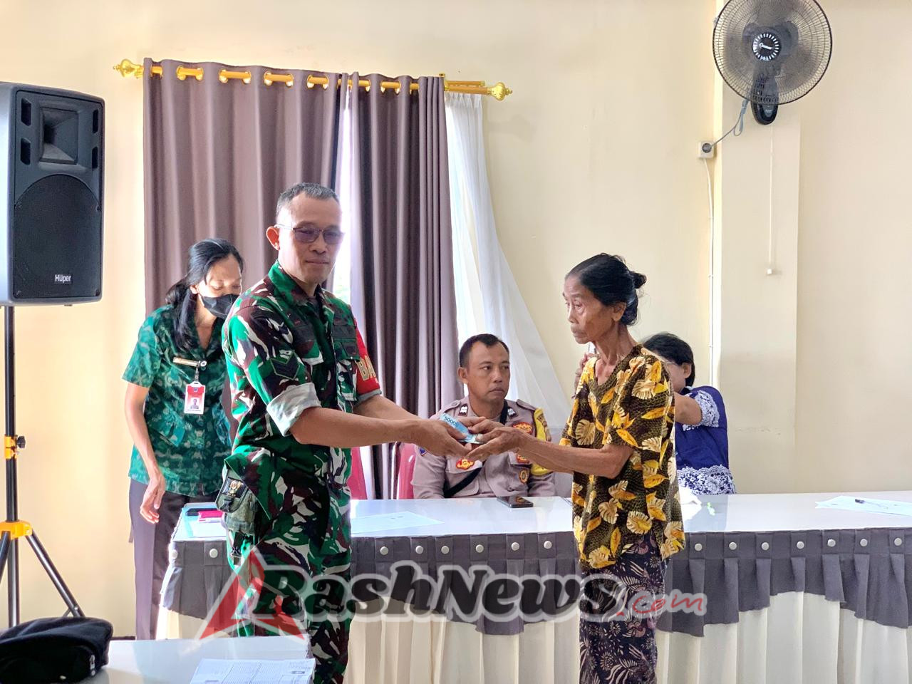 Sinergitas TNI Wujudkan Kesejahteraan Masyarakat, Babinsa Satra Hadir Sukseskan Penyaluran BLT DD