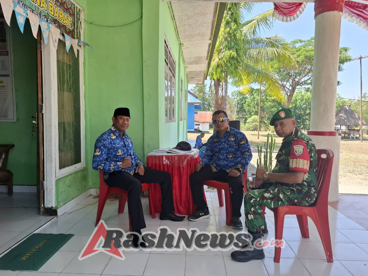 Pererat Sinergi, Babinsa dan Aparat Kecamatan Insana Barat Laksanakan Pembersihan Lingkungan