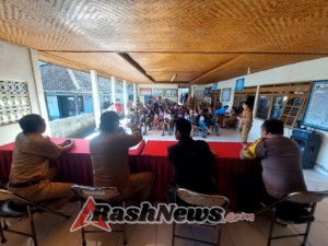 Gotong Royong Peduli Sesama, Babinsa Serka Putu Edi Suartawan Hadiri Penyaluran Bantuan Sosial di Pedawa