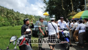 Babinsa Desa Sangkan Gunung bersama Bhabinkamtibmas amankan upacara Melasti.