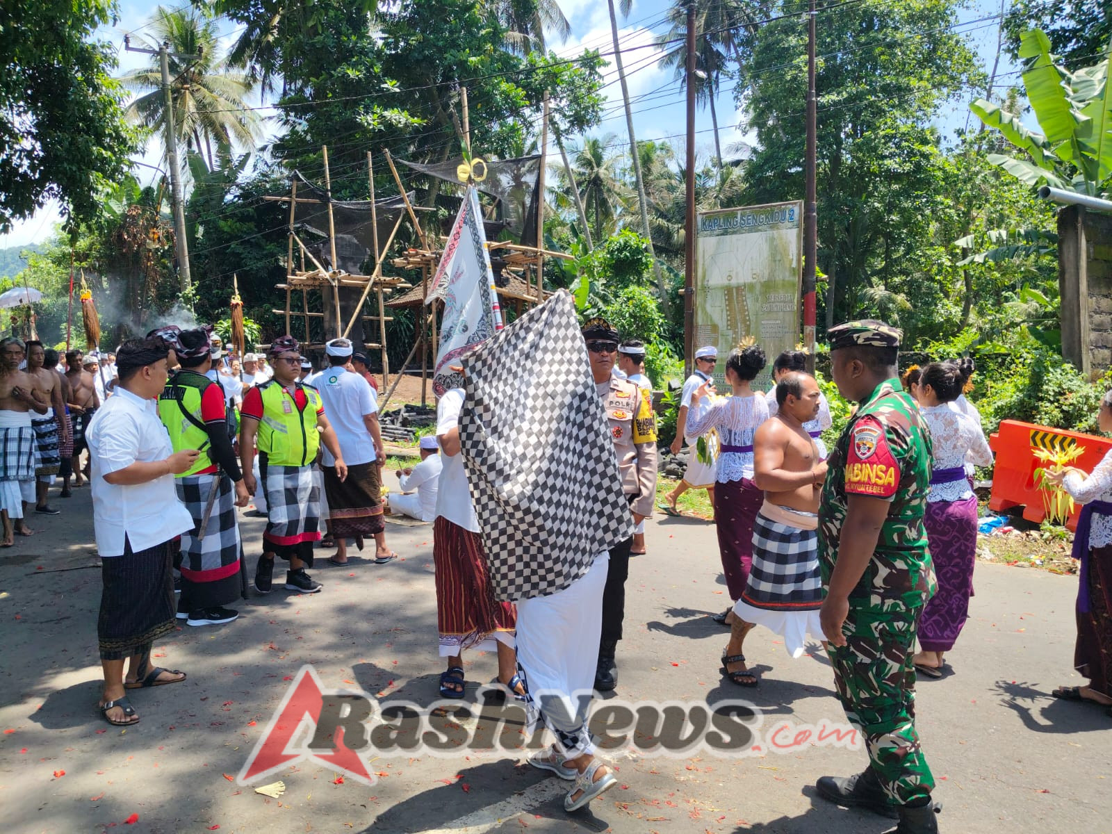 Babinsa Desa Nyuhtebel 1623-05/Manggis bersama Bhabinkamtibmas dan Pecalang amankan upacara keagamaan.