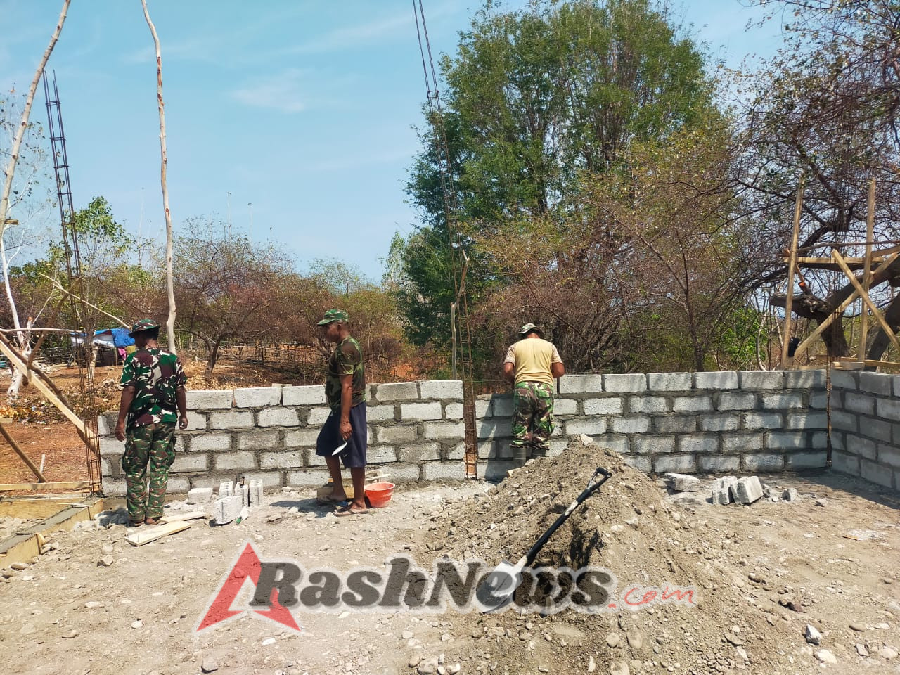 Gotong Royong Kodim Kupang Dorong Progres Pembangunan SMPN Oepoli