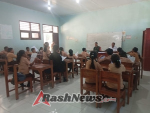Anggota Koramil 1630-02/Lembor Ajarkan Matematika kepada Siswa SDN Malawatar