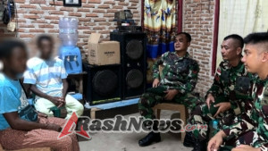 Wujud Keamanan dan Kepercayaan, Warga Delomil Serahkan Senjata kepada Satgas Pamtas