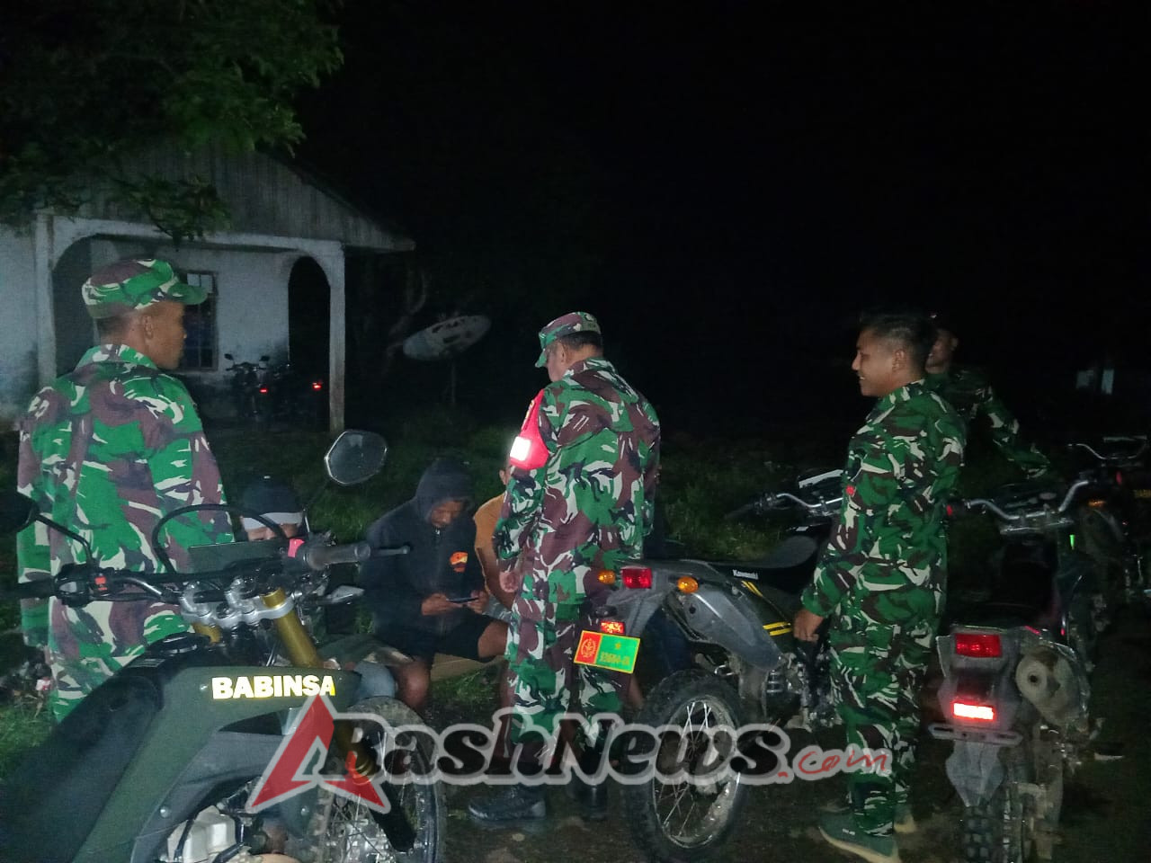 Empat Anggota Koramil Macang Pacar Dipimpin Sertu Agus Asrul Sani Gelar Patroli Wilayah Jaga Kondusifitas