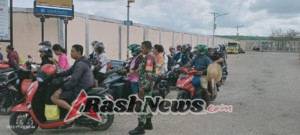 Ciptakan Rasa Aman Penumpang, Babinsa Pantai Baru Lakukan Pengamanan dan Imbauan di Pelabuhan