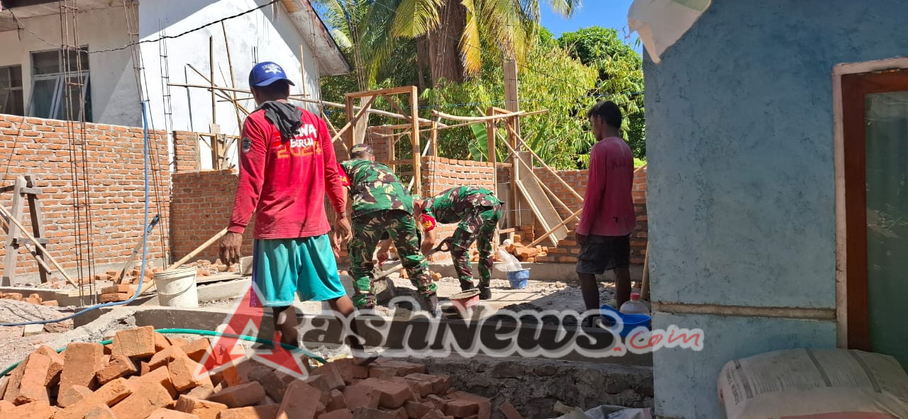 Babinsa Koramil 1624-04/Omesuri Bantu Warga Bangun Rumah di Desa Normal