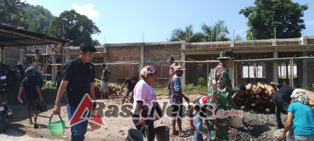 Babinsa Pantau Situasi dan Bantu Masyarakat, Karya Bakti Watuneso Berjalan Aman dan Lancar