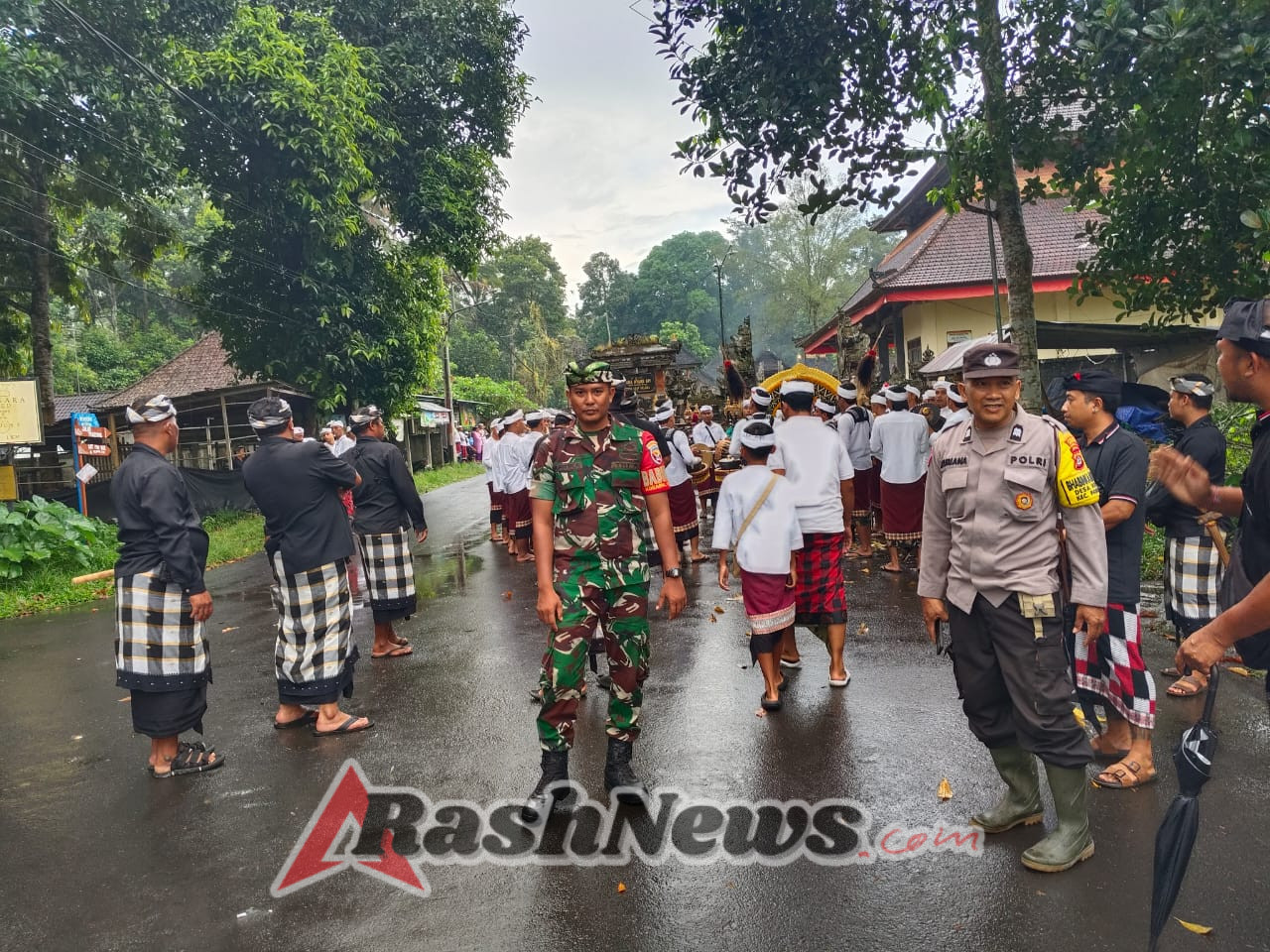 Lestarikan Budaya Leluhur, Babinsa Kelusa Dampingi Pelaksanaan Dewa Yadnya di Payangan