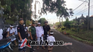 Sinergi Babinsa dan Pecalang Ciptakan Suasana Aman Saat Upacara Piodalan di Gianyar