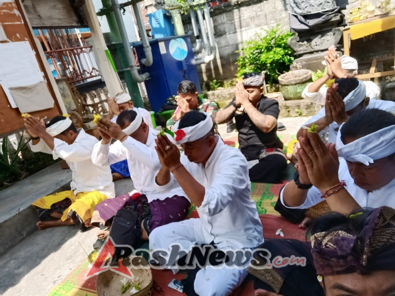 Atensi Piodalan, Babinsa Semarapura Kauh Optimalkan Pembinaan Wilayah Melalui Kegiatan Keagamaan