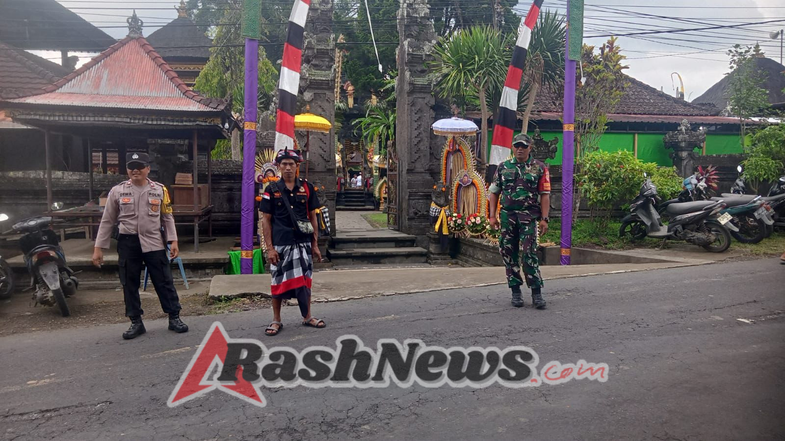 Babinsa dan Aparat Terkait Pastikan Pengamanan Piodalan di Pura Puseh Bale Agung Desa Pengotan Berjalan Lancar