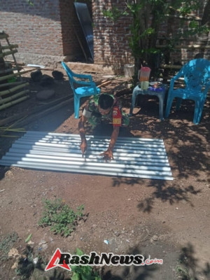 Babinsa Bantu Warga Pasang Atap Rumah di Desa Illu