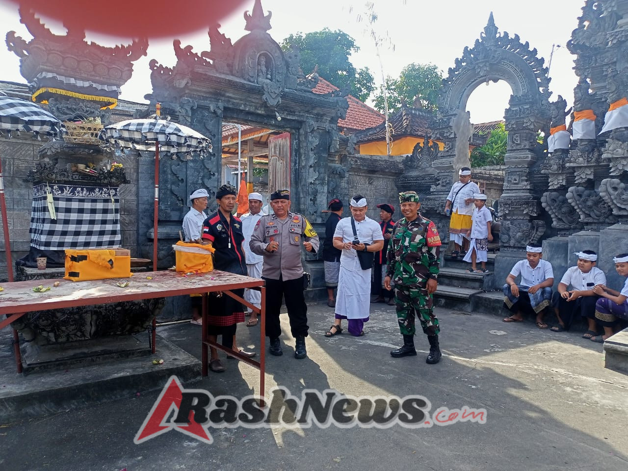 Babinsa dan Bhabinkamtibmas Seririt Sinergi Amankan Kegiatan Piodalan di Pura Desa Sulanyah