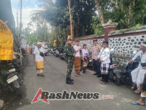 Babinsa Duda Pantau Upacara Adat Ngenteg Linggih Pura Dadia Tangkas Kori Agung di Kecamatan Selat.