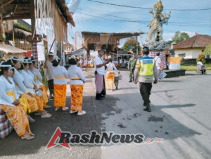 Babinsa Biaung Hadir dalam Pengamanan Upacara Suci Ngented Linggih di Pura Puseh dan Pura Desa
