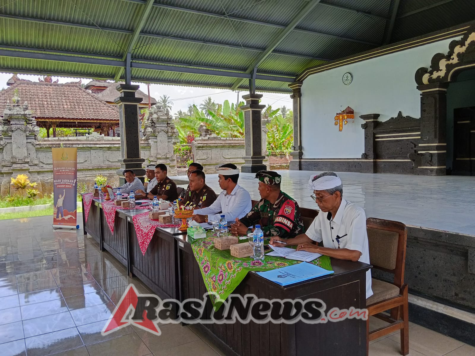 TNI Bersama Aparat Penegak Hukum Edukasi Masyarakat Baluk Cegah Korupsi di Tingkat Desa