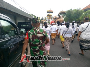Perkuat Kebersamaan, Babinsa Bersama Bhabinkamtibmas Kawal Tradisi Suci Warga Saba