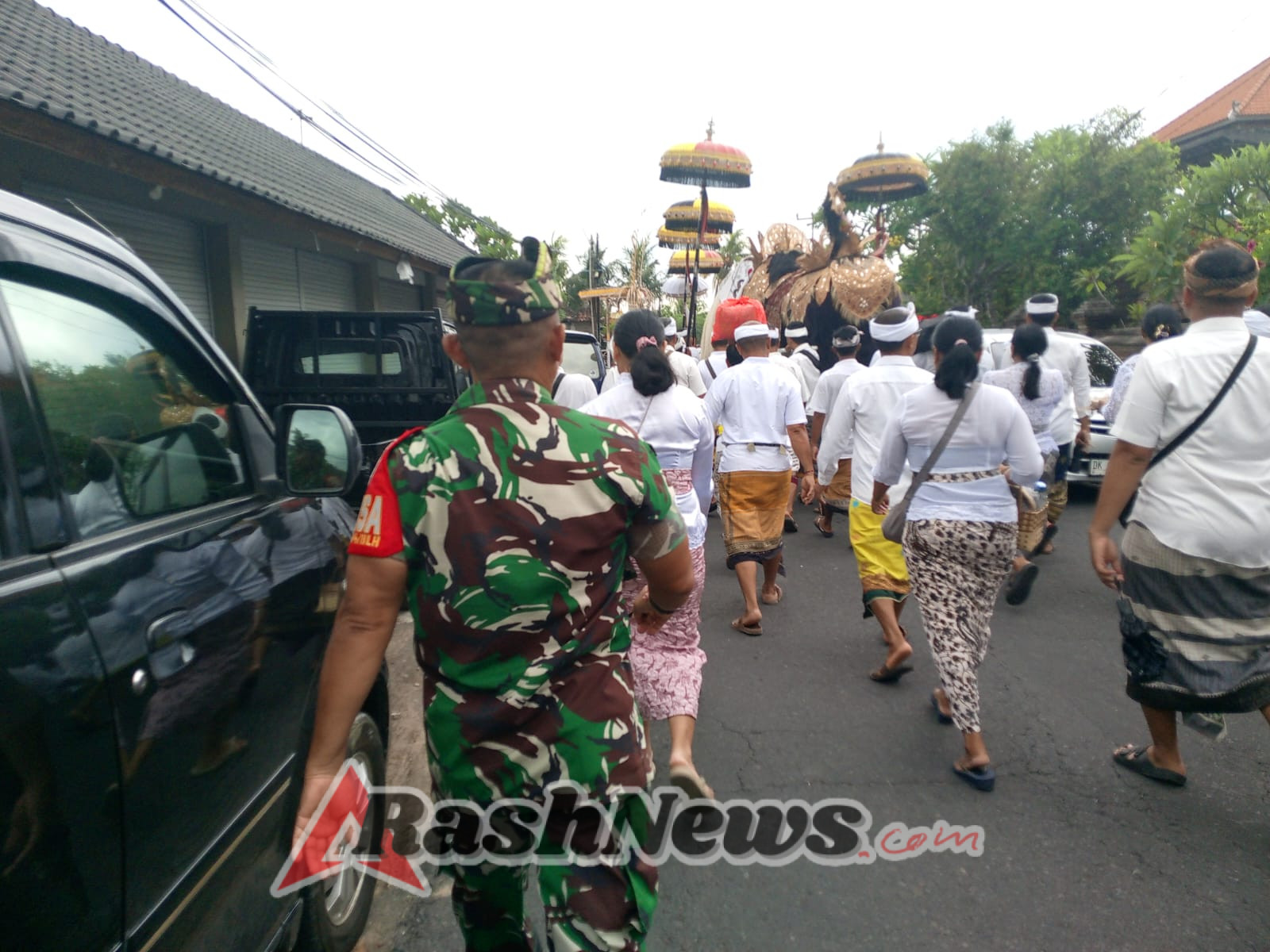 Perkuat Kebersamaan, Babinsa Bersama Bhabinkamtibmas Kawal Tradisi Suci Warga Saba