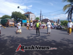 Sinergi Babinsa dan Pecalang Jamin Keamanan 150 Umat dalam Prosesi Mebeji di Dauhwaru