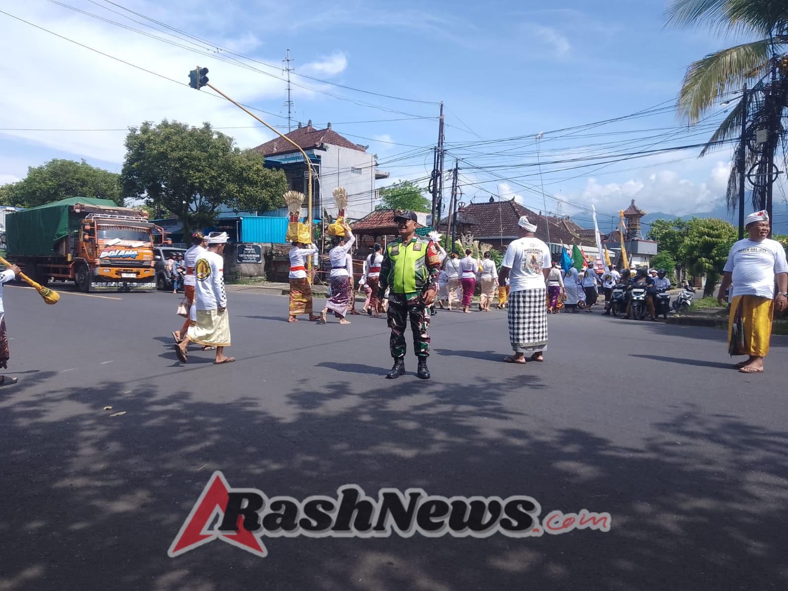 Sinergi Babinsa dan Pecalang Jamin Keamanan 150 Umat dalam Prosesi Mebeji di Dauhwaru