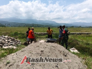 Kehadiran Babinsa Dorong Semangat Gotong Royong Masyarakat Desa Fataatu dalam Pembangunan Saluran Irigasi