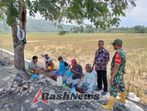 Kehadiran Babinsa Tingkatkan Kesadaran Warga Desa Niranusa dalam Menjaga Lingkungan dan Keamanan