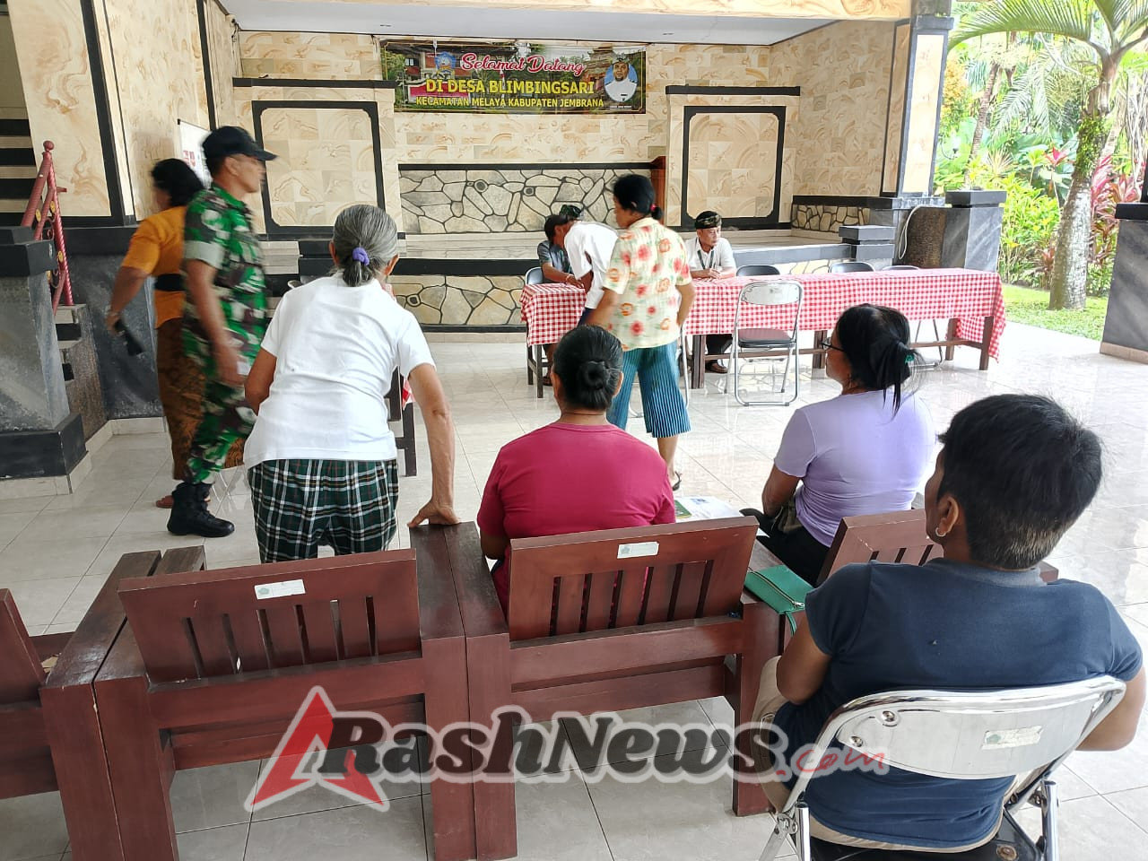 Babinsa Blimbingsari Tegaskan Komitmen TNI dalam Mendukung Program Pemerintah untuk Kesejahteraan Warga