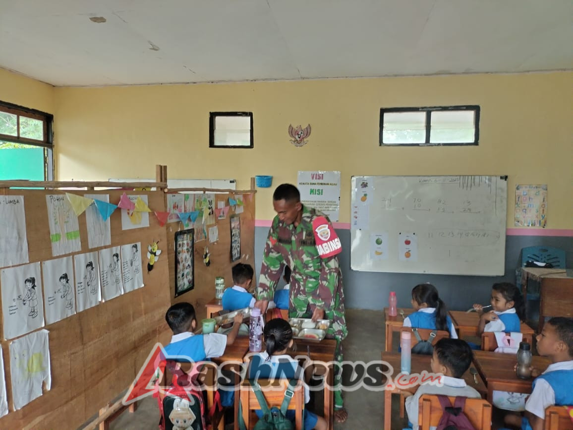 Wujud Kepedulian TNI terhadap Generasi Muda, Babinsa Pantai Baru Pastikan Distribusi Makanan Sehat Berjalan Lancar