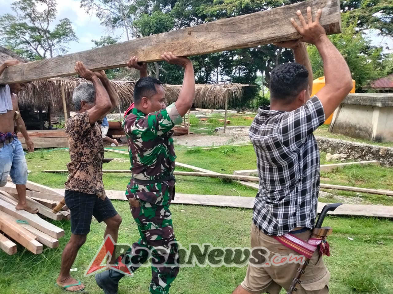 Babinsa Koramil 02/Walakaka Bantu Warga Bangun Rumah di Desa Sodana
