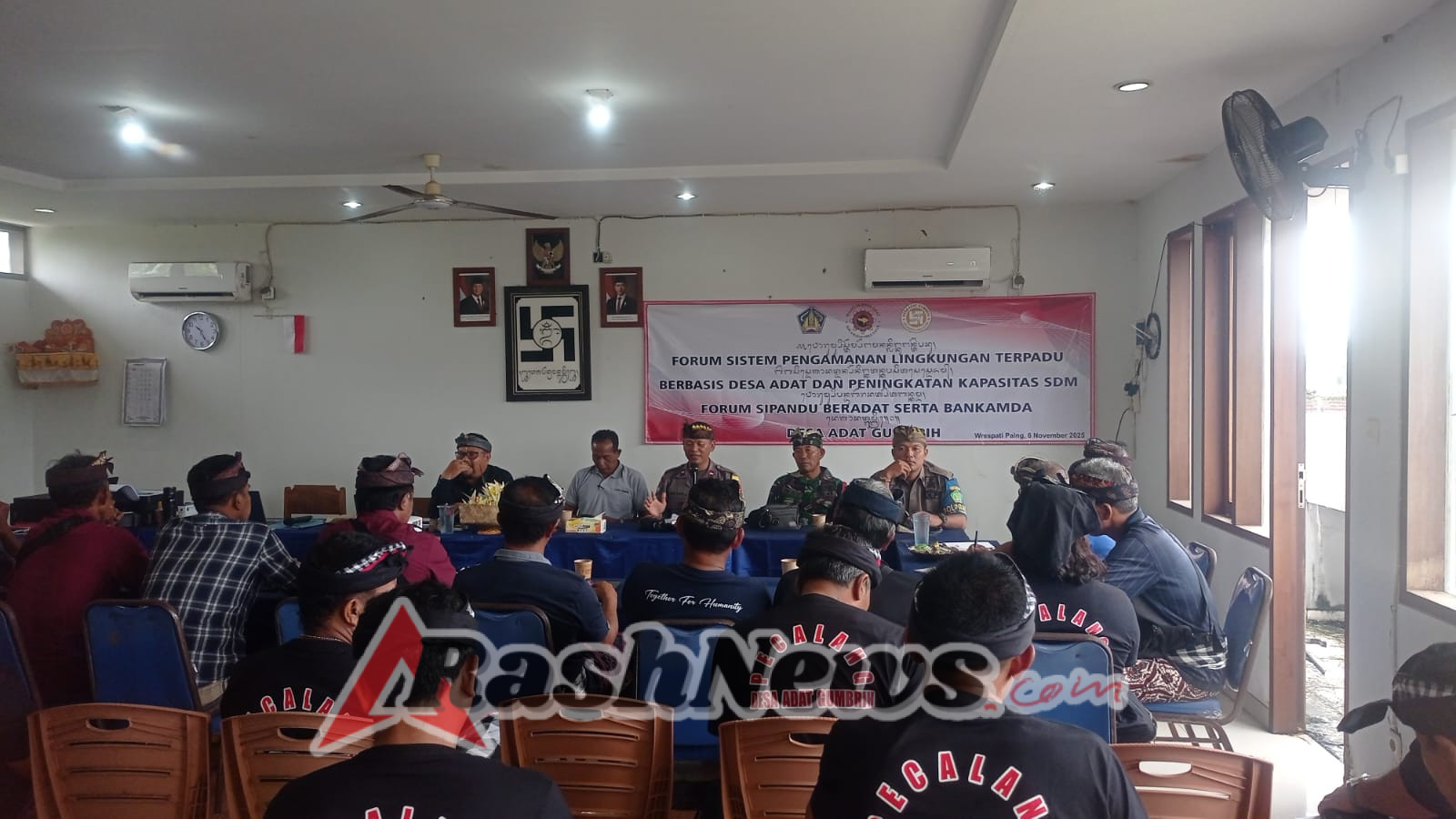 Perkuat Sinergi TNI-Polri-Pecalang, Babinsa Jembrana Beri Pembekalan Tugas Pengamanan Adat di Gumbrih