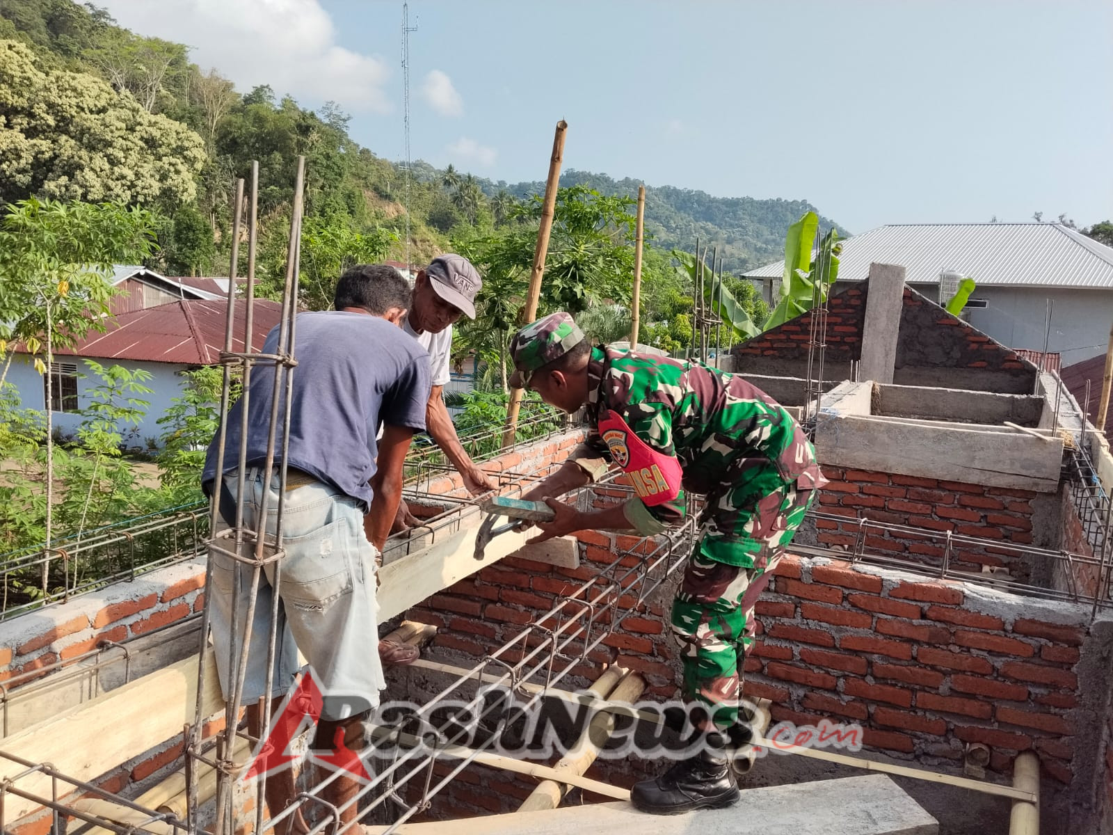 TNI di Tengah Masyarakat, Babinsa Ende Gelar Karya Bhakti di Desa Binaan