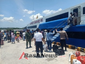 Arus Penumpang di Pelabuhan Ba’a Aman dan Lancar, Babinsa Laksanakan Monitoring Rutin