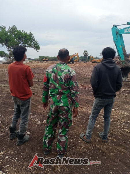 Babinsa dan Persit Kodim 1627/Rote Ndao Bersatu Jaga Keamanan dan Kesehatan Proyek K-SIGN