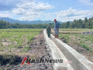 TNI di Tengah Masyarakat, Babinsa Maurole Bersama Warga Pantau Pengerjaan Irigasi Desa