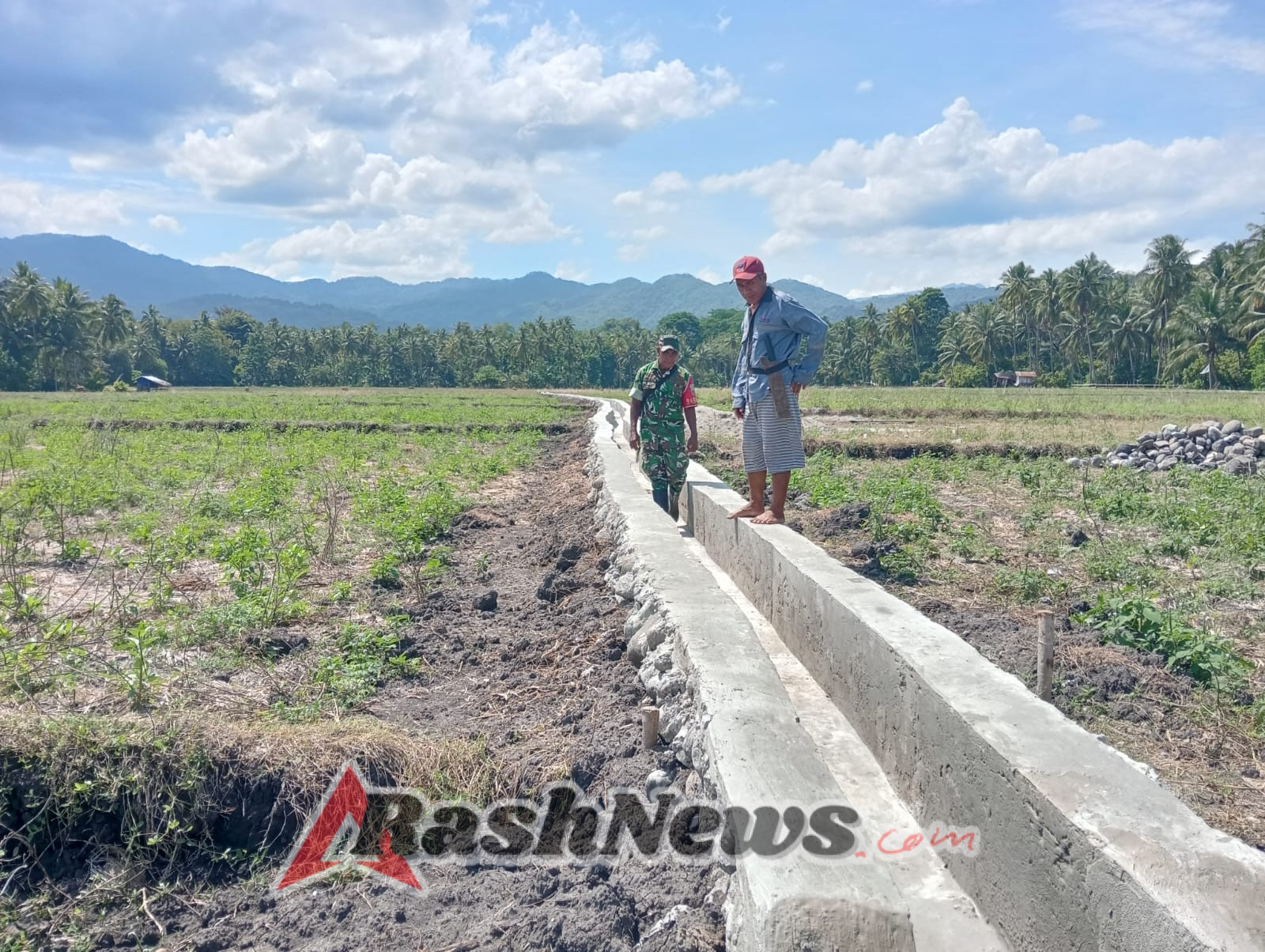 TNI di Tengah Masyarakat, Babinsa Maurole Bersama Warga Pantau Pengerjaan Irigasi Desa