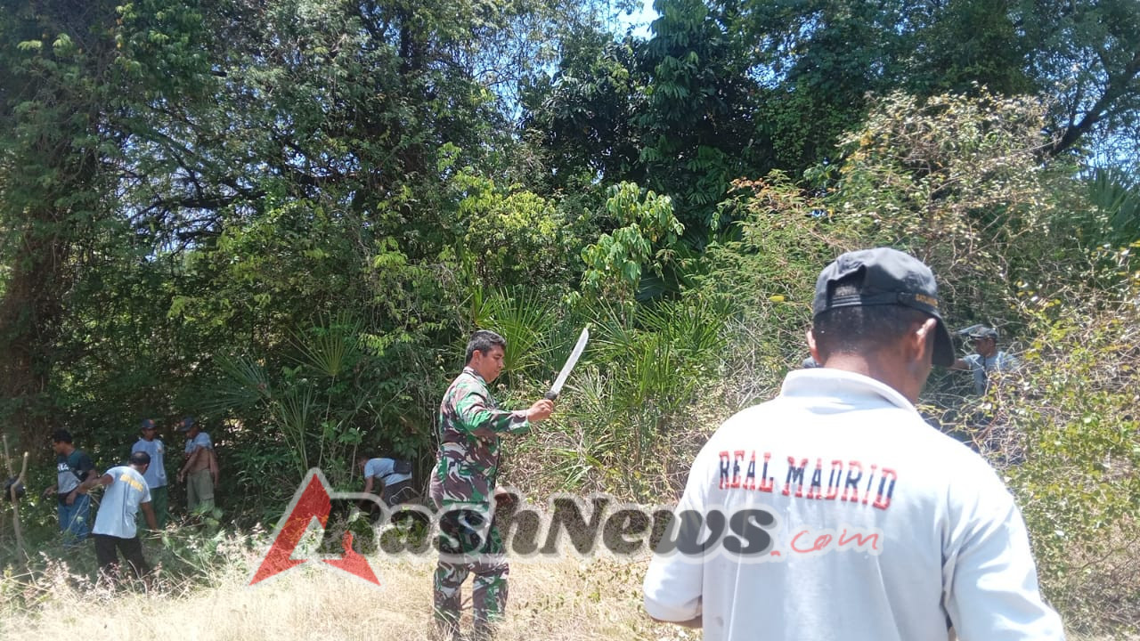 Sinergi TNI dan Warga: Babinsa Sertu Julius Betti Gerakkan Pembersihan Lahan Koperasi di Boking