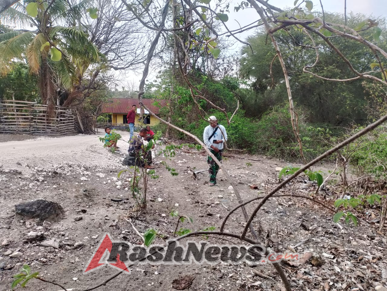 TNI Bersama Pemerintah Desa Baadale Lakukan Pengukuran Tanah Rencana Pembangunan Koperasi Merah Putih