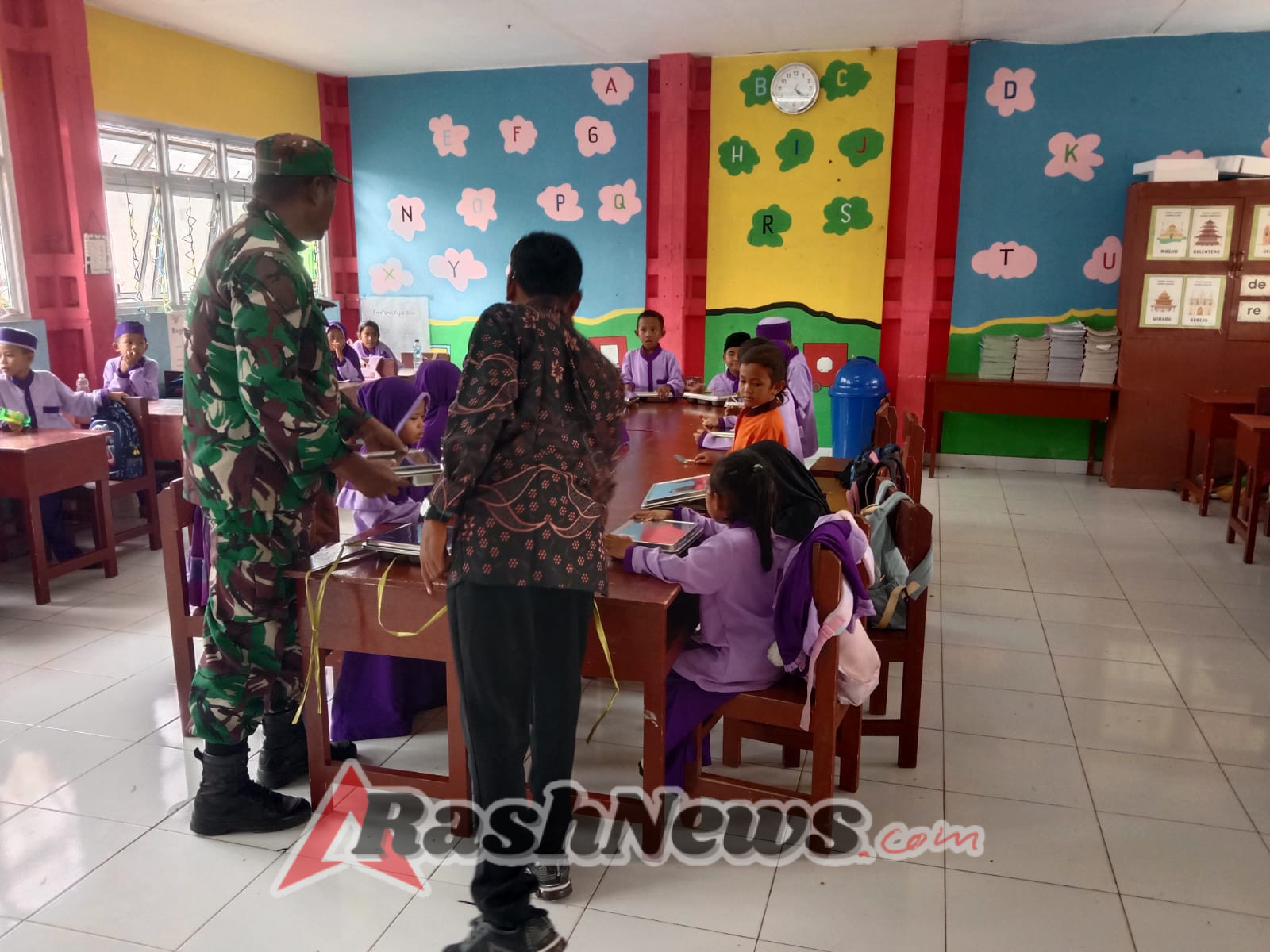 Pastikan Anak Dapat Gizi Seimbang, Babinsa Alas Turun Langsung Awasi Penyaluran MBG